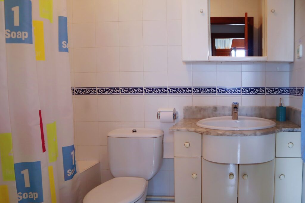 baño equipado apartamentos comillas