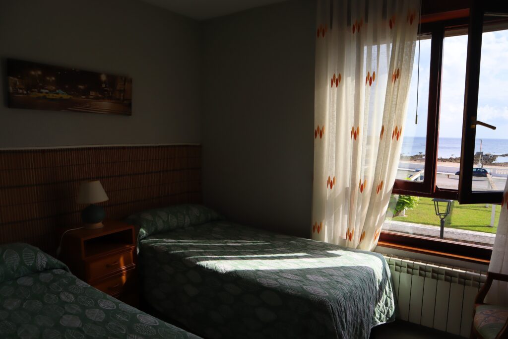 habitación con 2 camas de 90con vistas al mar