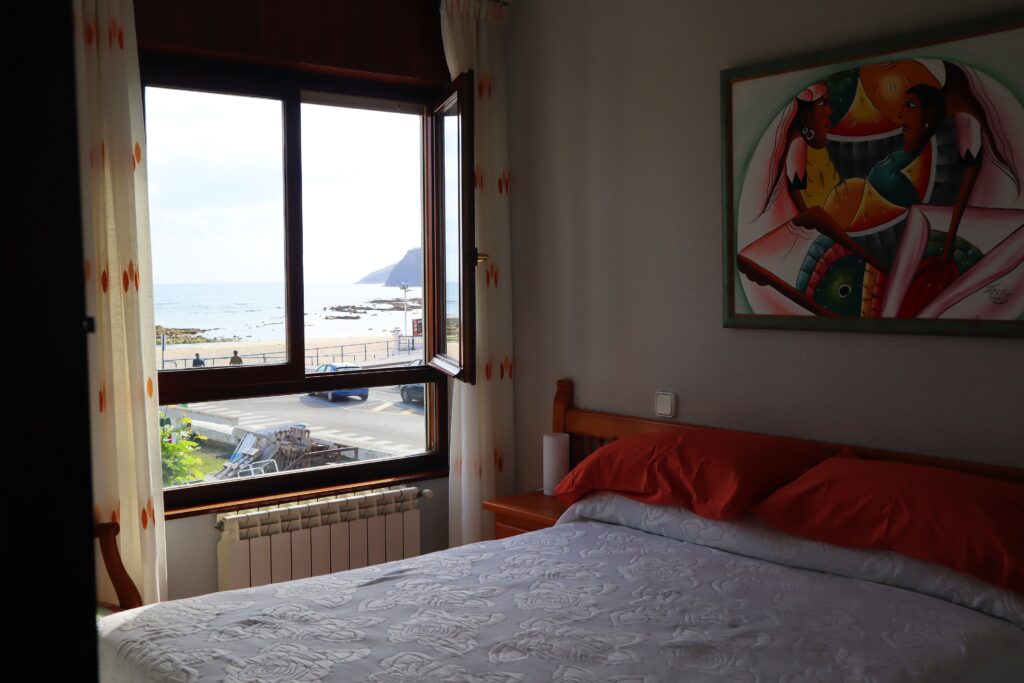 habitación cama de matrimonio con vistas al mar