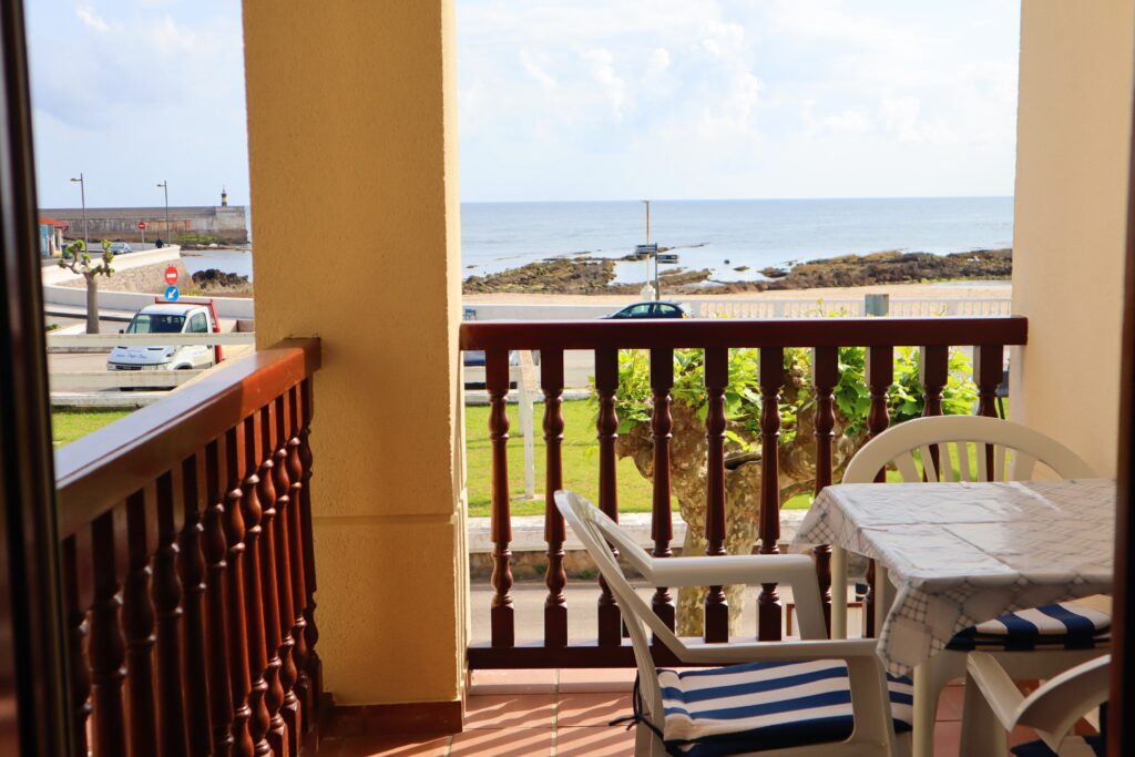 terraza con mesa y 4 sillas con vistas al mar